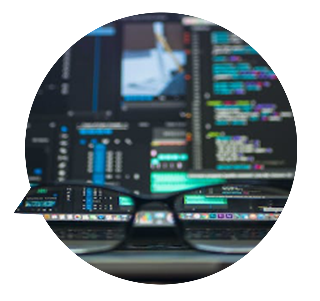 Programmiercode, welcher durch Brillengläser sichtbar wird